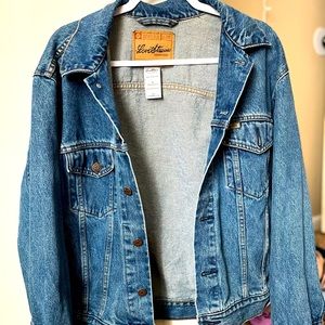 Vintage Levi’s jacket🤩 like new vintage Levi’s jacket with no damages!
